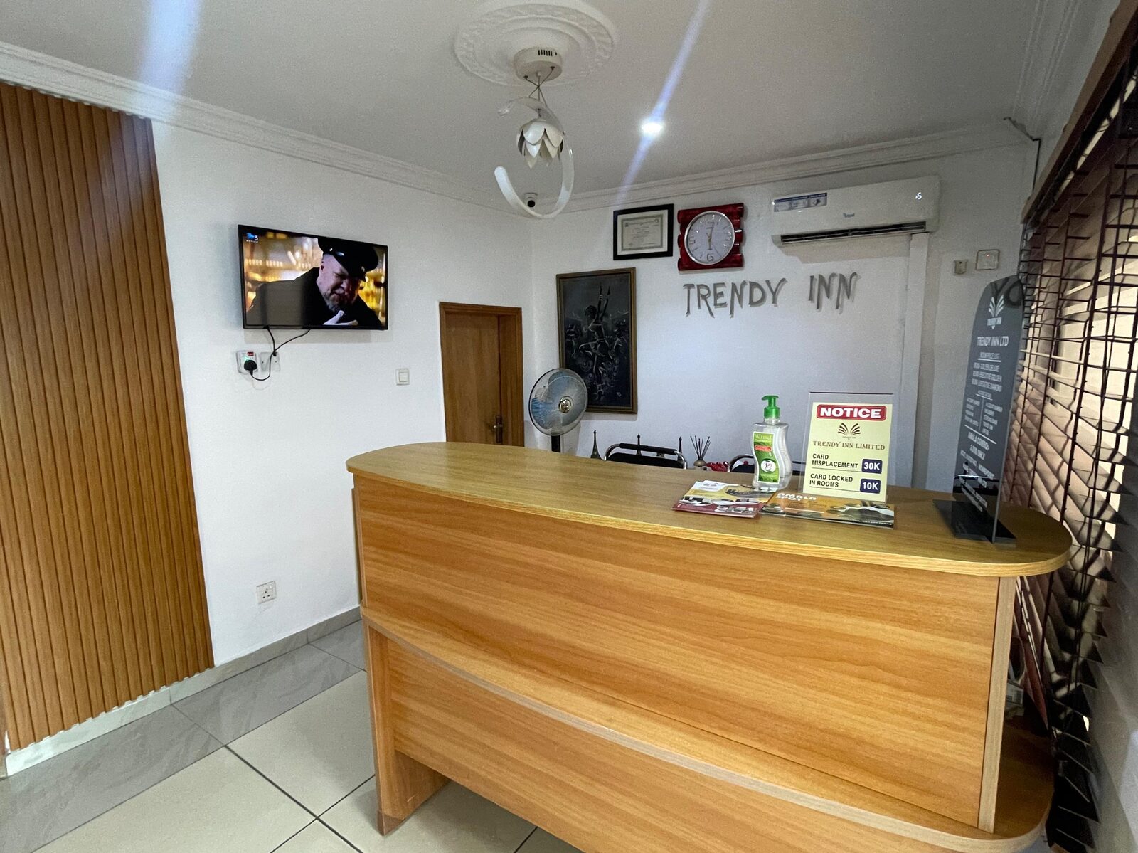Trendy Inn reception desk and front-desk lounge